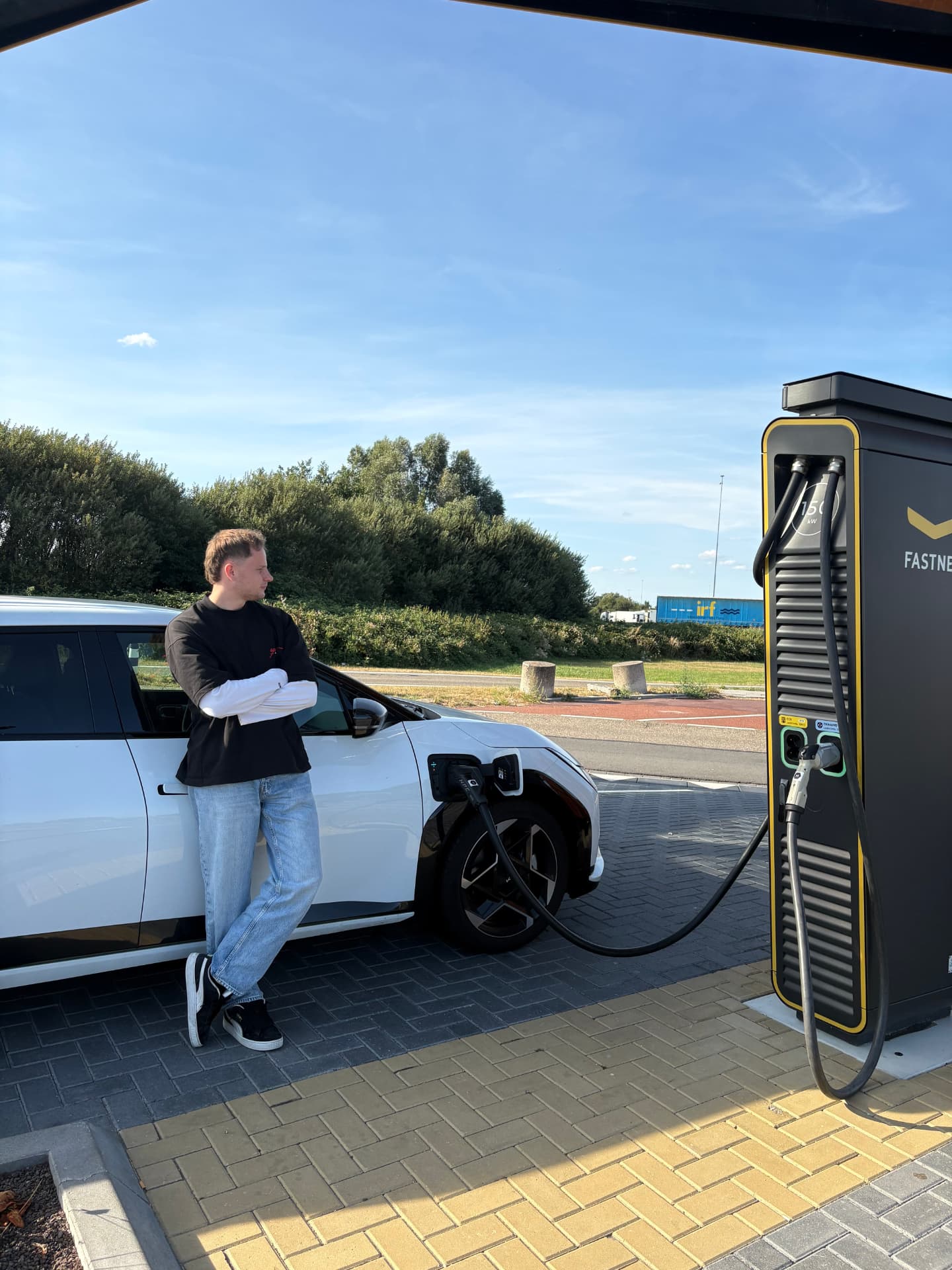 Elektrische auto van een BS Groep-collega aan de snellader